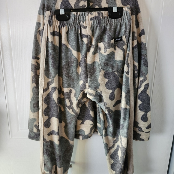 Volcom Lounge Suit - Picture 2 of 3